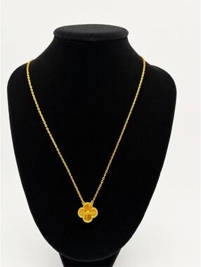 Elegant Gold-Tone Four-Leaf Pendant Necklace with Chain